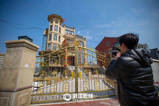 史上最壕农居房:游泳池+观光电梯+土豪金围栏