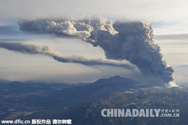 日媒:新燃岳火山有小规模喷发可能 请游客注意预警