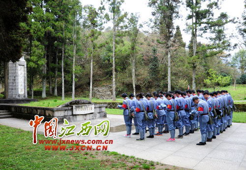 江西48名中青年干部井冈山接受革命传统教育（组图）