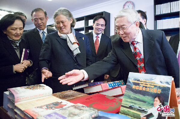 泰国公主诗琳通访问中国外文局 周明伟会见并陪同参观