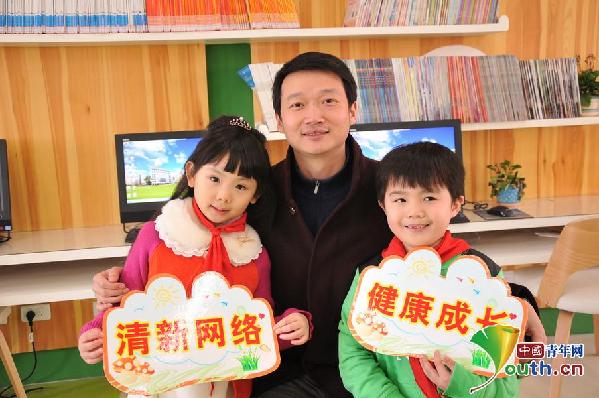 清朗网络：武汉青年“举牌”反对网络低俗