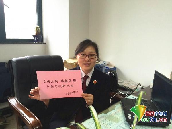 清朗网络：武汉青年“举牌”反对网络低俗