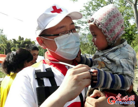 中国红十字赴尼泊尔地震灾区国际救援队五一节开展医疗服务