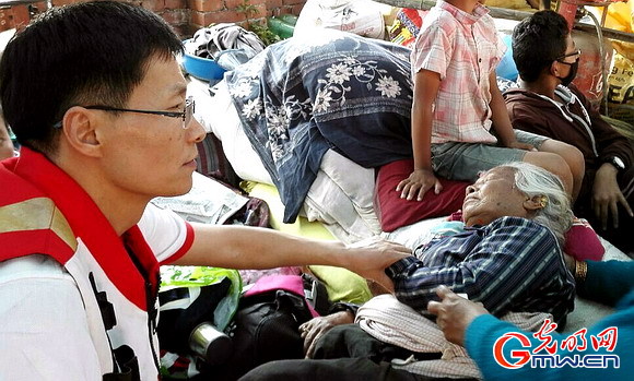 中国红十字赴尼泊尔地震灾区国际救援队五一节开展医疗服务