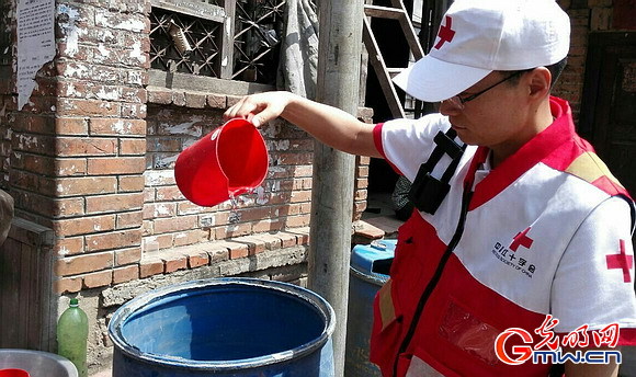 中国红十字赴尼泊尔地震灾区国际救援队五一节开展医疗服务