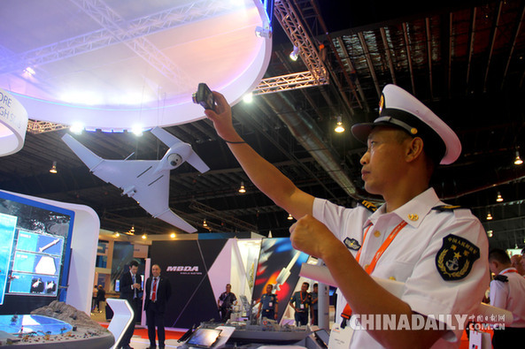 玉林舰水兵参观2015年亚洲国际海事防务展