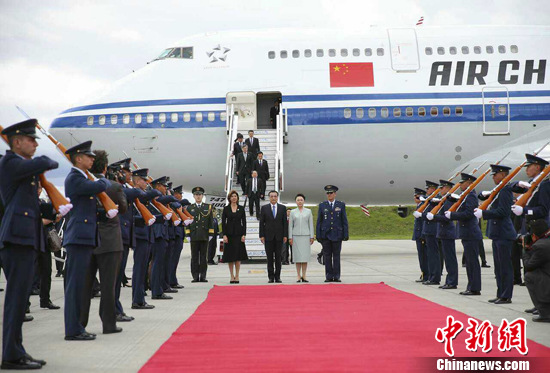 李克强抵波哥大 中国总理30年来首访哥伦比亚