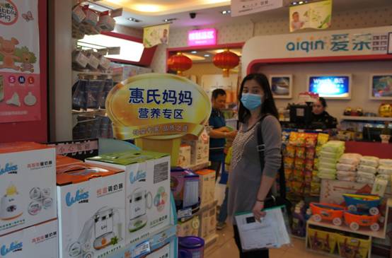 星妈梅婷现身爱亲母婴专卖店