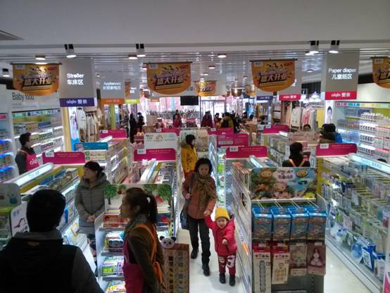星妈梅婷现身爱亲母婴专卖店