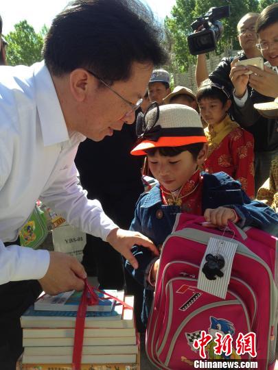 北京援藏干部在拉萨SOS儿童村与孩子欢度六一