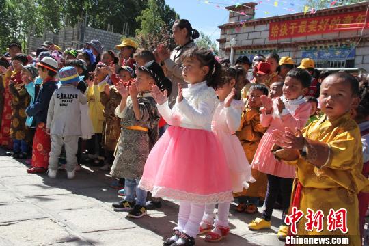 北京援藏干部在拉萨SOS儿童村与孩子欢度六一