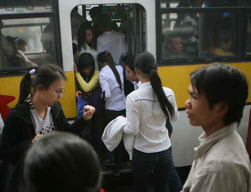 越南胡志明市将在每个公共汽车上安装3个摄像头防性骚扰