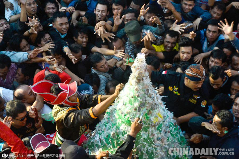 印尼上万民众争抢宝石祈求好运