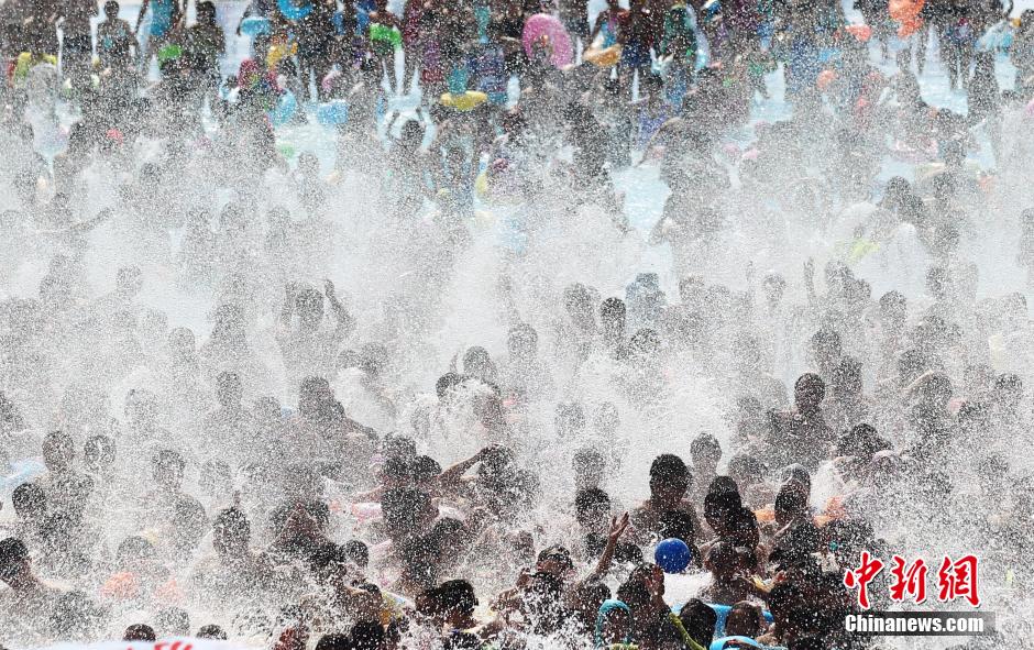 高温逼人 南京市民扎堆戏水“爆棚”冲浪