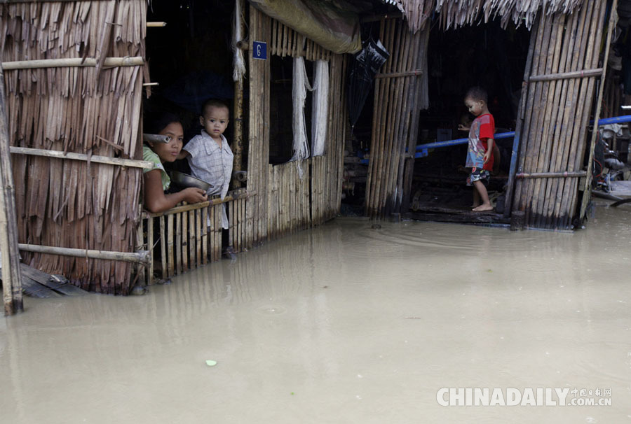 缅甸全国洪水泛滥 灾民水中领取救济食物