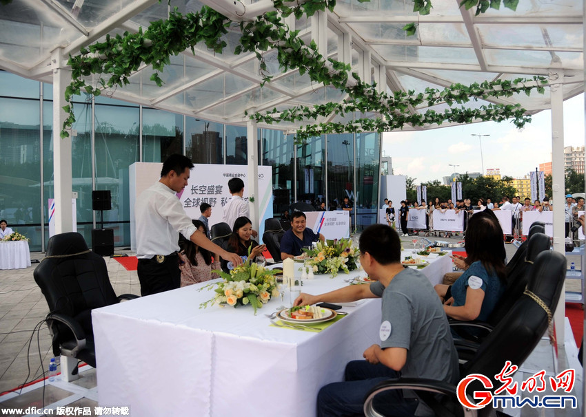 沈阳推出空中餐厅 市民离地50米高空享受美食美景