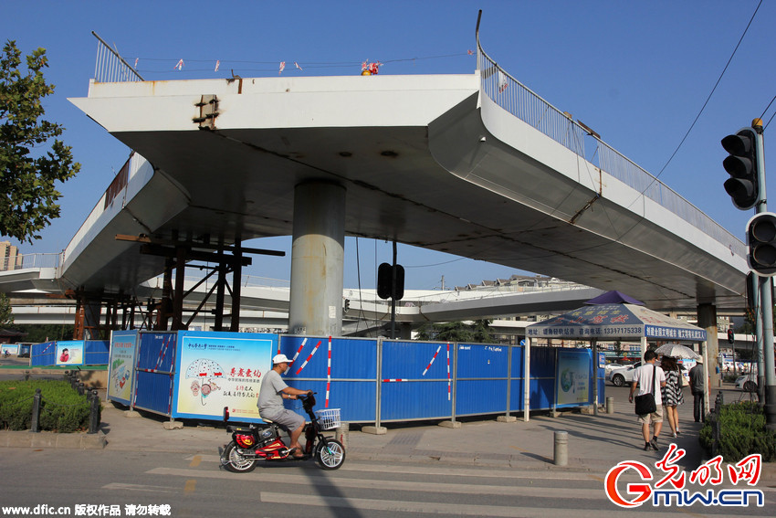 武汉一人行天桥迟迟未完工 影响出行被市民戏称“断头”桥