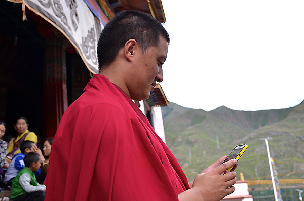 玩转科技 西藏僧人与时俱进