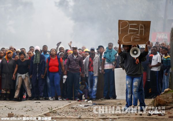 南非开普敦民众示威 抗议缺少警力