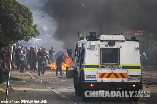 南非开普敦民众示威 抗议缺少警力