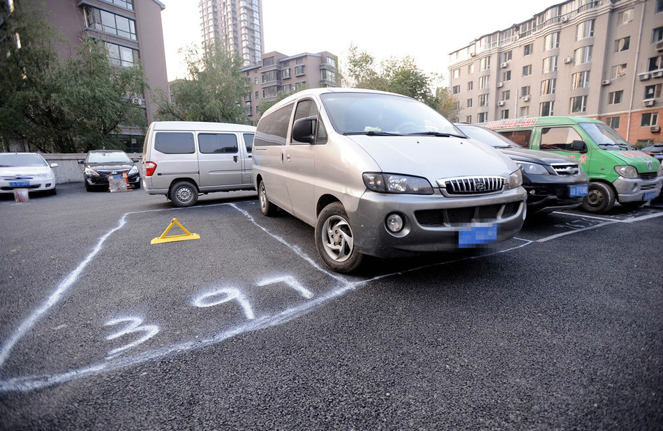 沈阳小区车主自画70余车位抢地盘