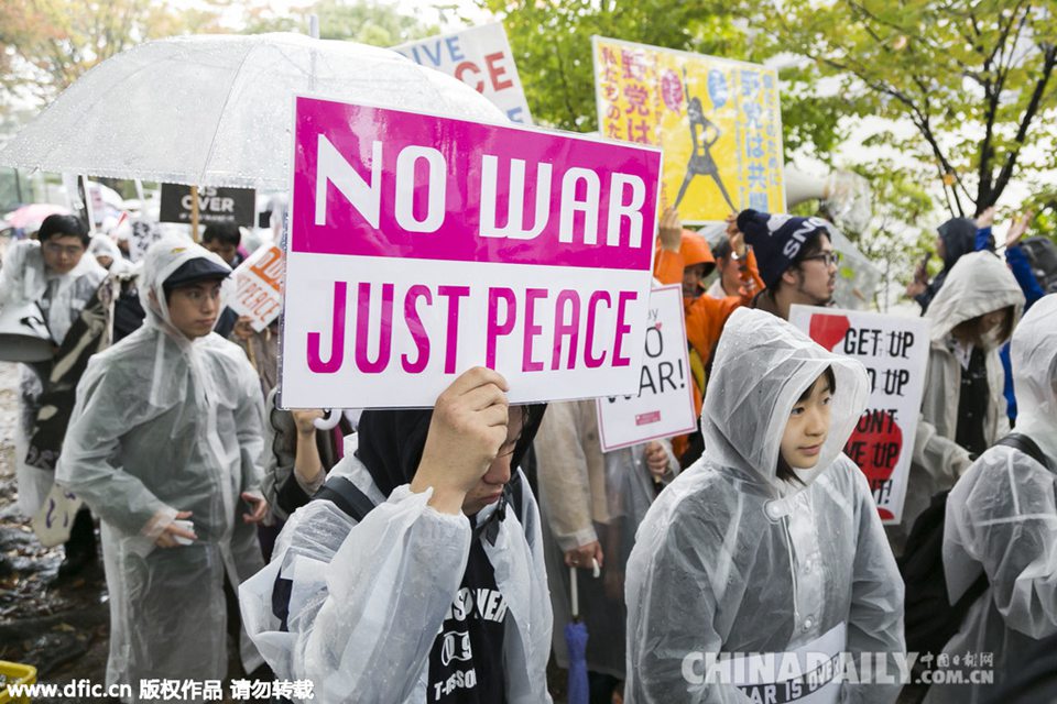 日本近千名高中生雨中游行反对安保法