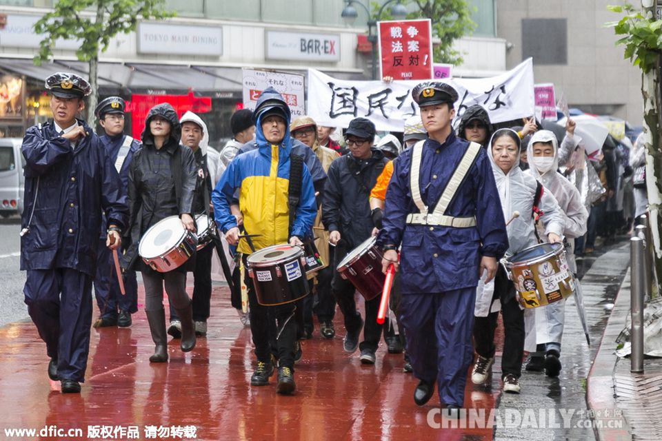 日本近千名高中生雨中游行反对安保法