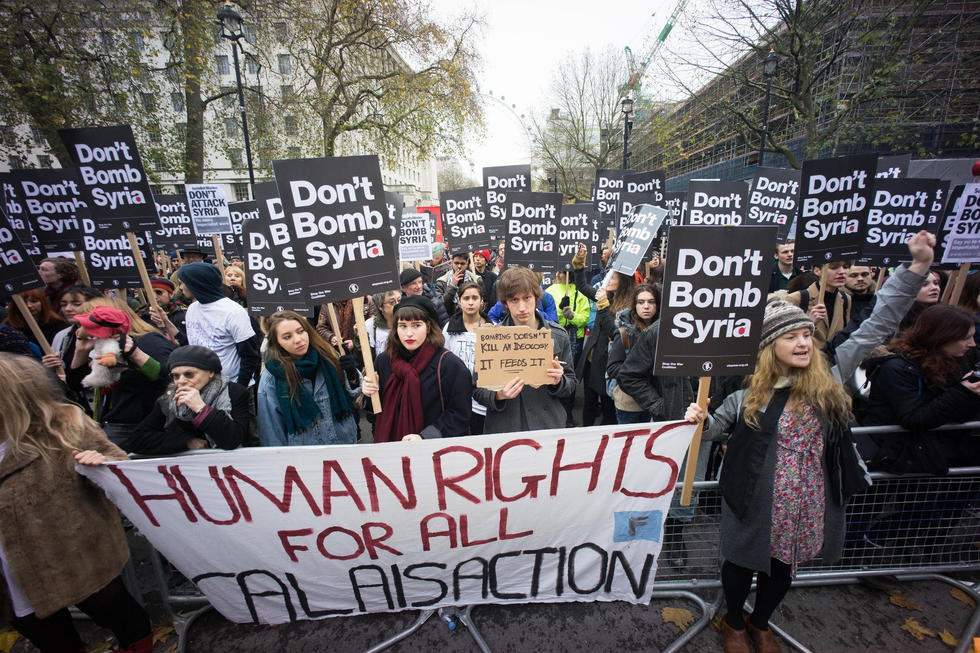 英国民众抗议政府计划空袭叙利亚