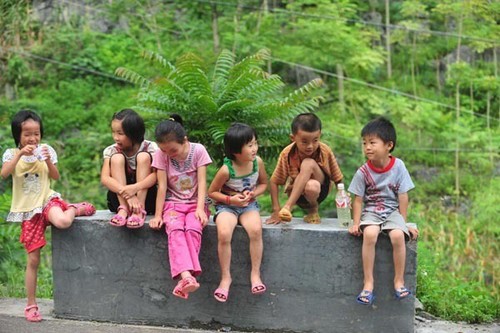 中国推“童伴计划” 100位“代管妈妈”受雇照看留守儿童