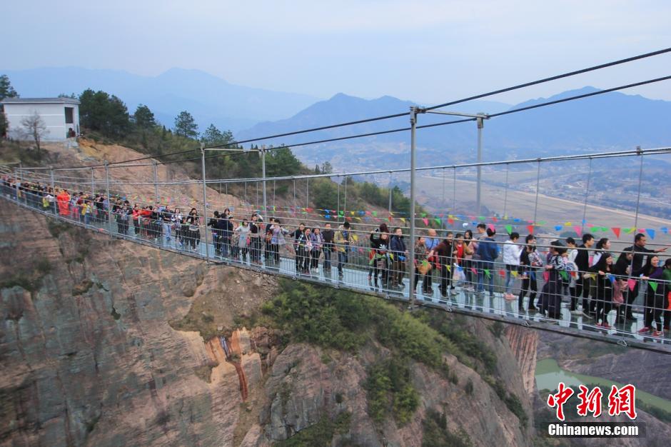 湖南石牛寨迎春节旅游高峰 百人同过玻璃桥
