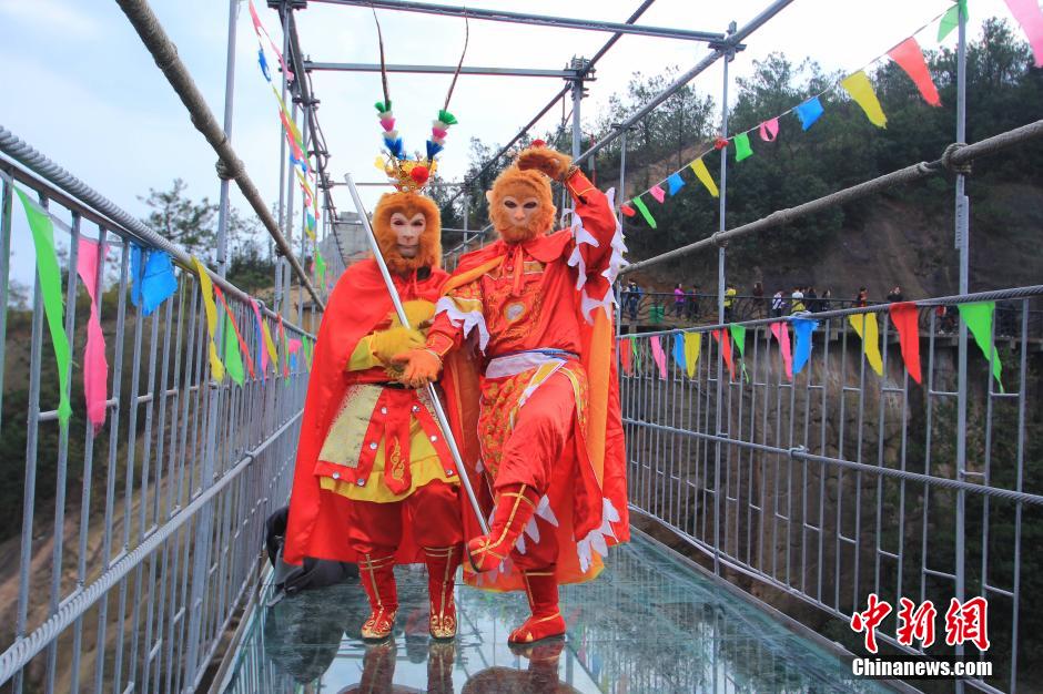 湖南石牛寨迎春节旅游高峰 百人同过玻璃桥