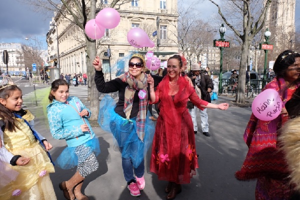 巴黎女性狂欢节：今天你当女王了吗？