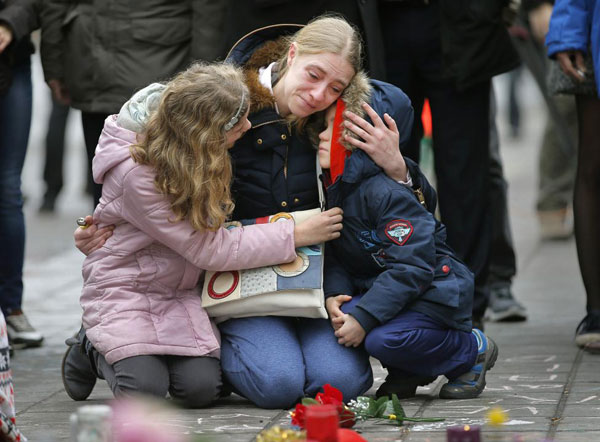 比利时民众悼念恐怖袭击遇难者