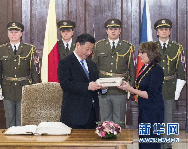 习近平接受布拉格城市钥匙