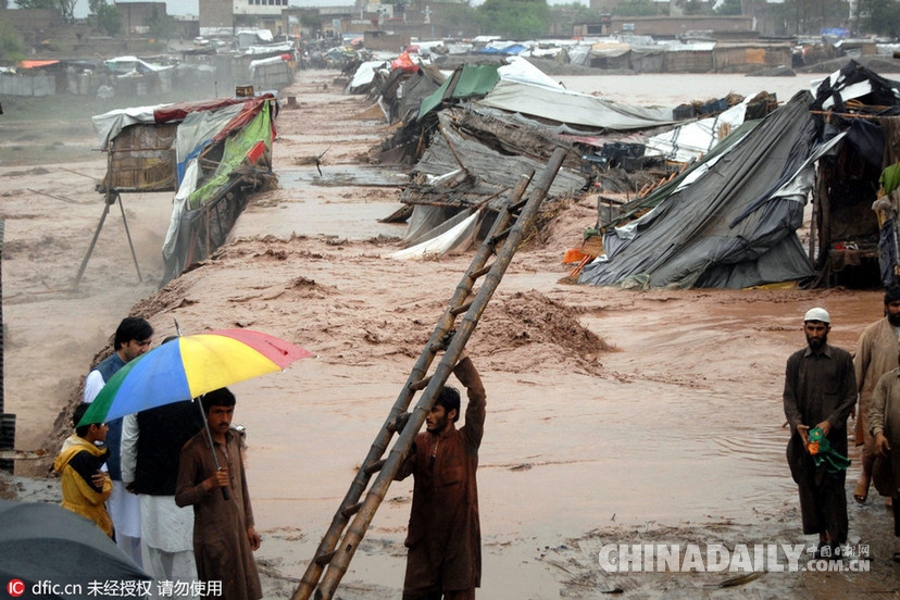 巴基斯坦强降雨引发洪灾和山体滑坡 已致49人死亡