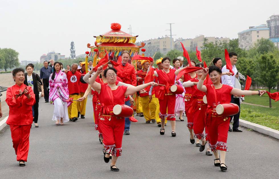 洋女婿八抬大轿迎娶湖北姑娘迎亲队伍拉风组图