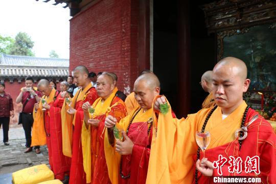 少林寺水陆法会熏坛洒净仪式 百余名僧众参加