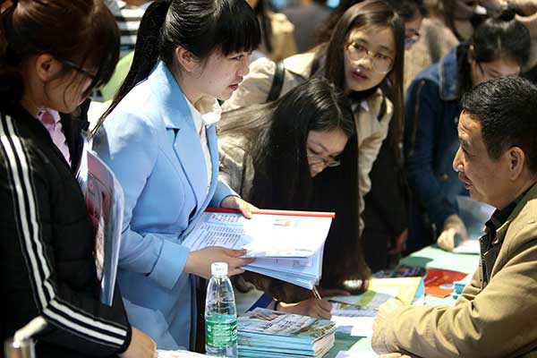 中国毕业生就业意向发生改变 私企获更多青睐