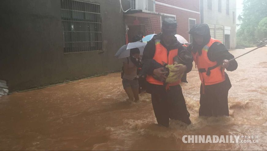 咸宁市杨下村三栋楼居民被困 消防官兵火速疏散群众53人