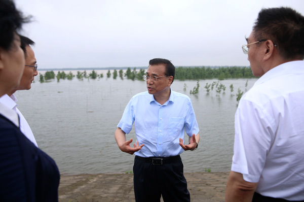 总理视察湖南长江干堤 要求防汛确保人民生命财产安全