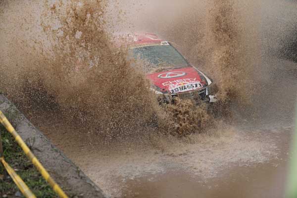 2016红牛超级马力越野赛落幕 四车齐发同抢一条赛道