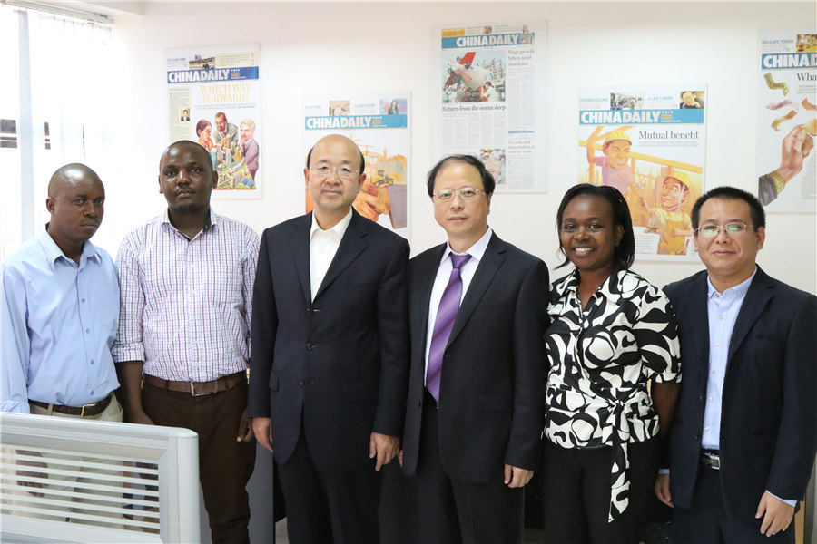 驻肯尼亚大使刘显法到中国日报非洲分社调研