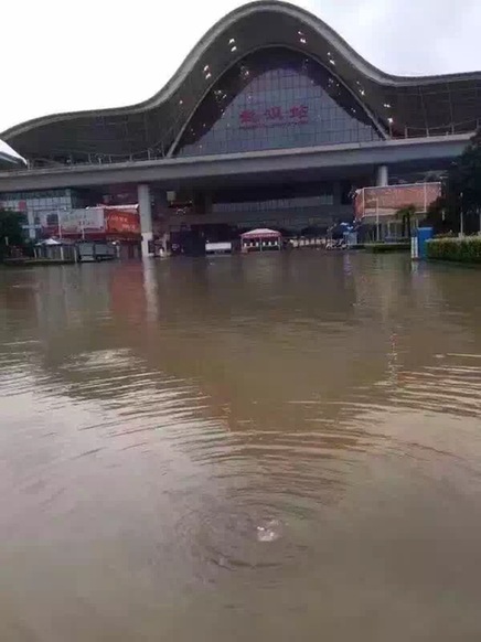 武汉启动排渍红色预警 市防指办建议调整上班时间減少出行
