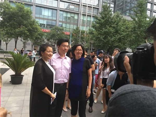 谷歌中国举办“告别”聚会，李开复亮相献唱