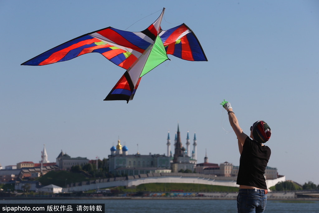 俄罗斯喀山风筝节 追逐蓝天童趣满满