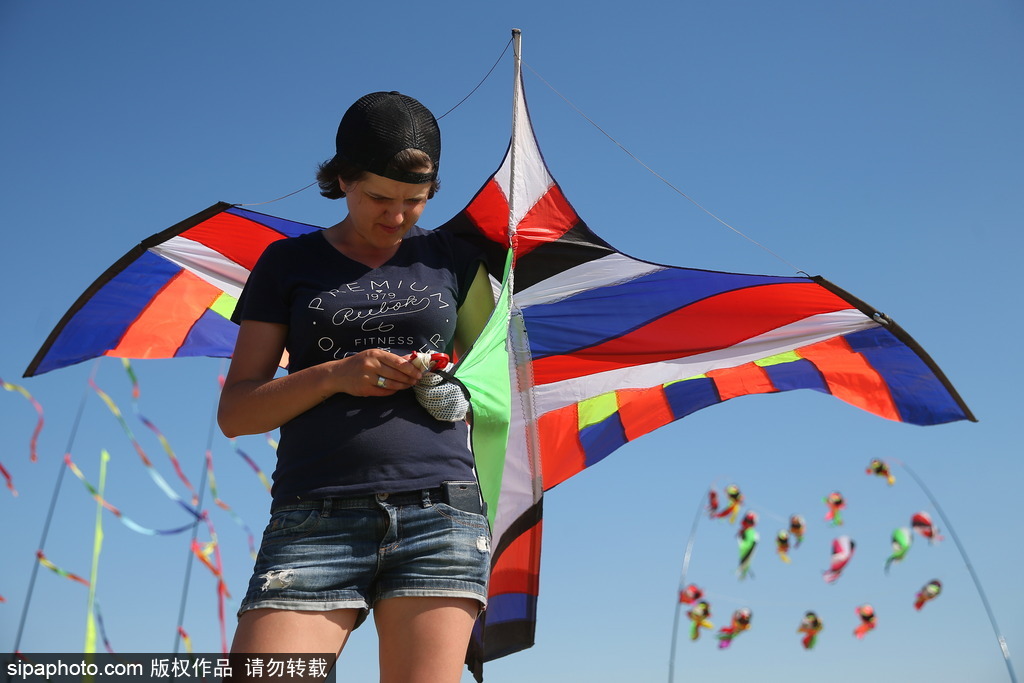 俄罗斯喀山风筝节 追逐蓝天童趣满满