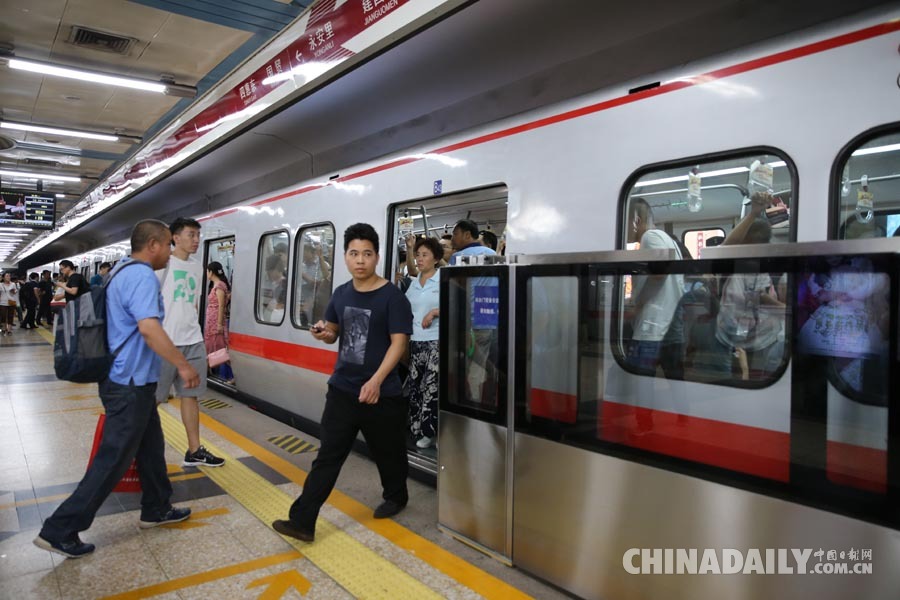 中国首条地铁北京1号线成功安装首扇屏蔽门 - 中文国际 - 中国日报网