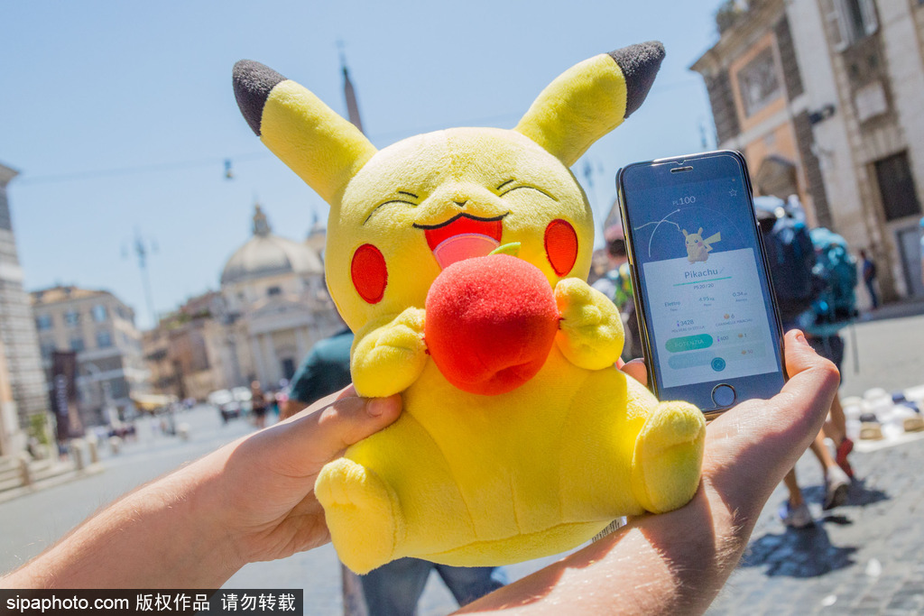 意大利罗马：Pokemon Go玩家举行首次集会 皮卡丘萌化人心