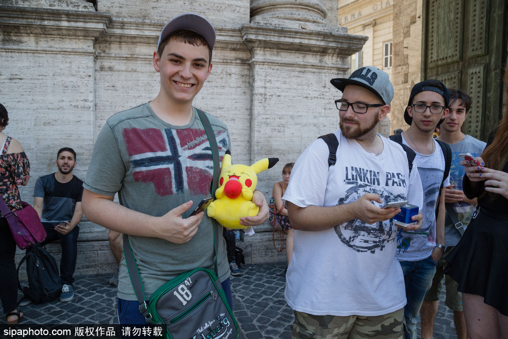 意大利罗马：Pokemon Go玩家举行首次集会 皮卡丘萌化人心