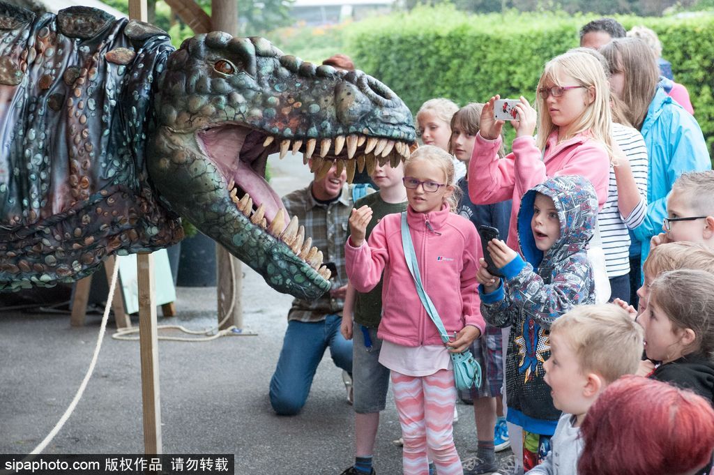 英国恐龙展超逼真 彷佛回到侏罗纪